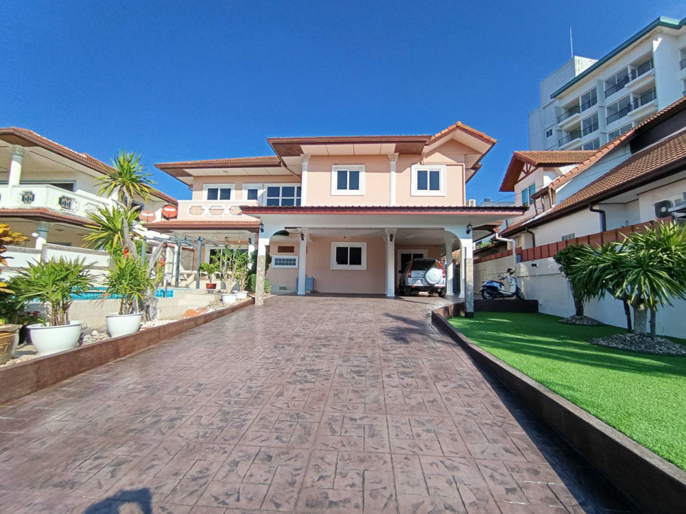 4-BR Detached Villa for Rent in Pattaya-1