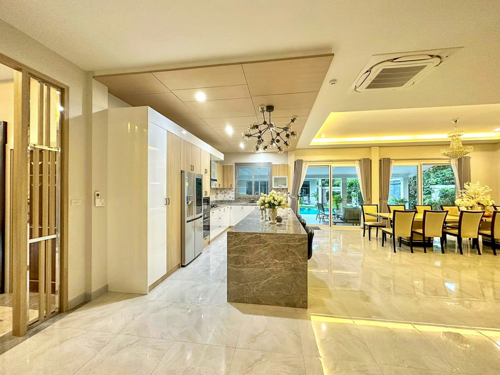 6-BR Luxury Estate for Sale near EFIP-10