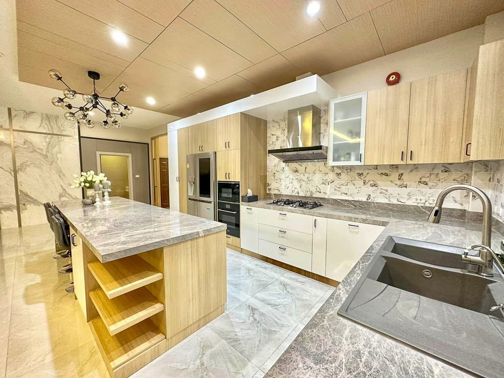 6-BR Luxury Estate for Sale near EFIP-12