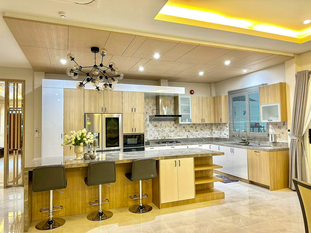 6-BR Luxury Estate for Sale near EFIP-13
