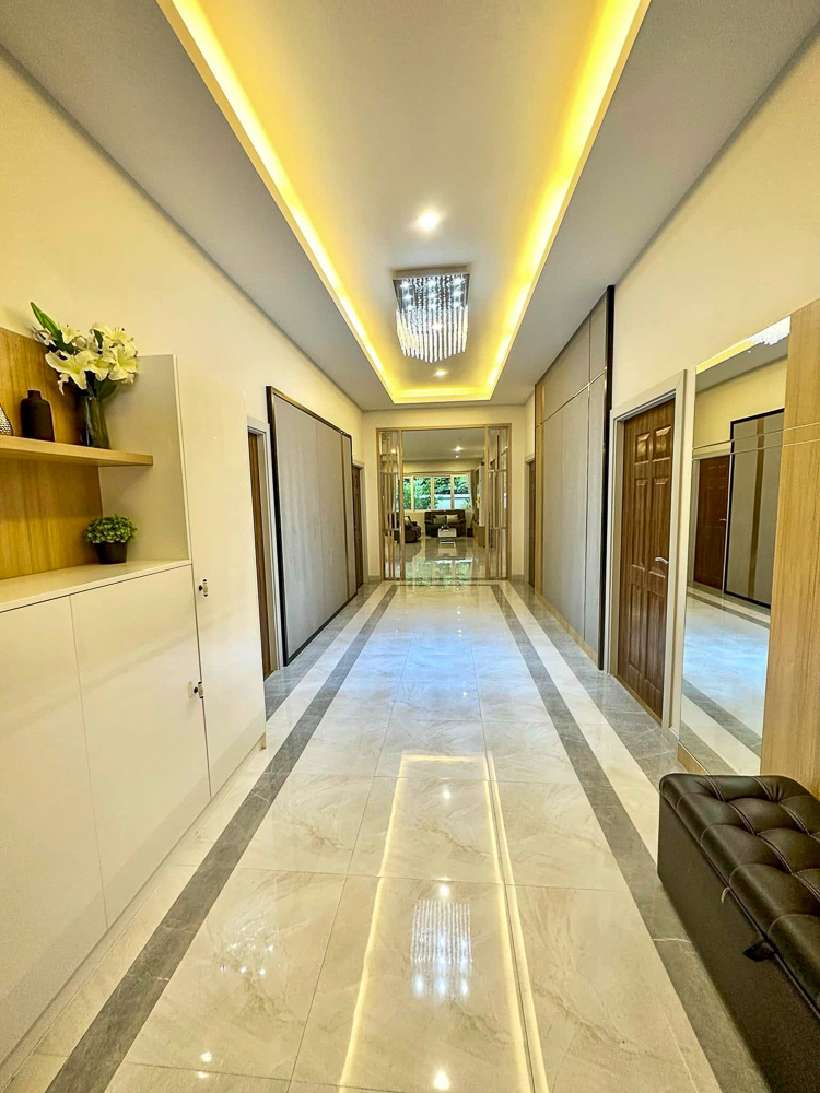 6-BR Luxury Estate for Sale near EFIP-15