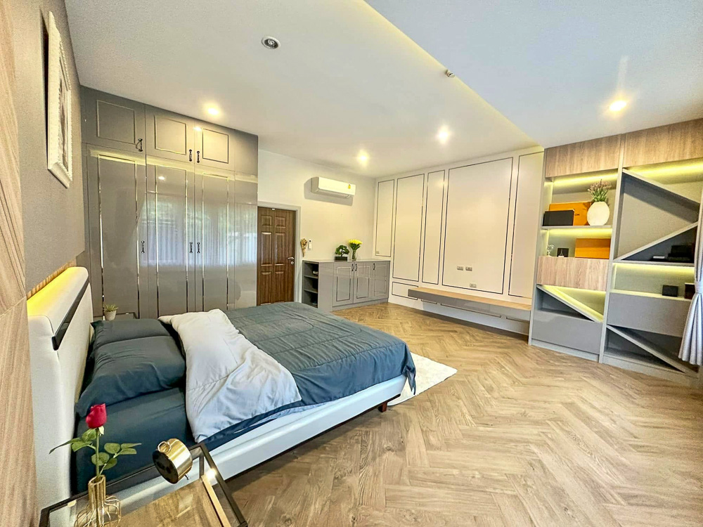 6-BR Luxury Estate for Sale near EFIP-17