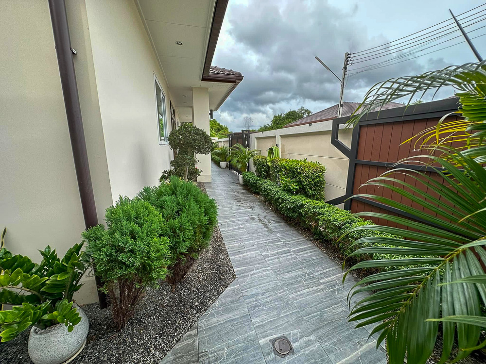 6-BR Luxury Estate for Sale near EFIP-7